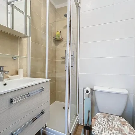 Charming T2 With Balcony Close To The דירה