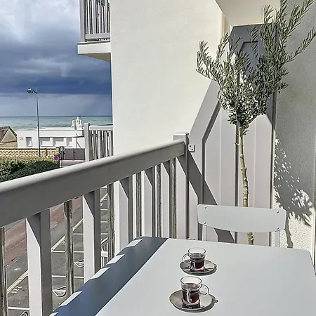 Charming T2 With Balcony Close To The דירה