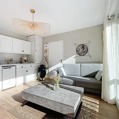 Charming T2 With Balcony Close To The